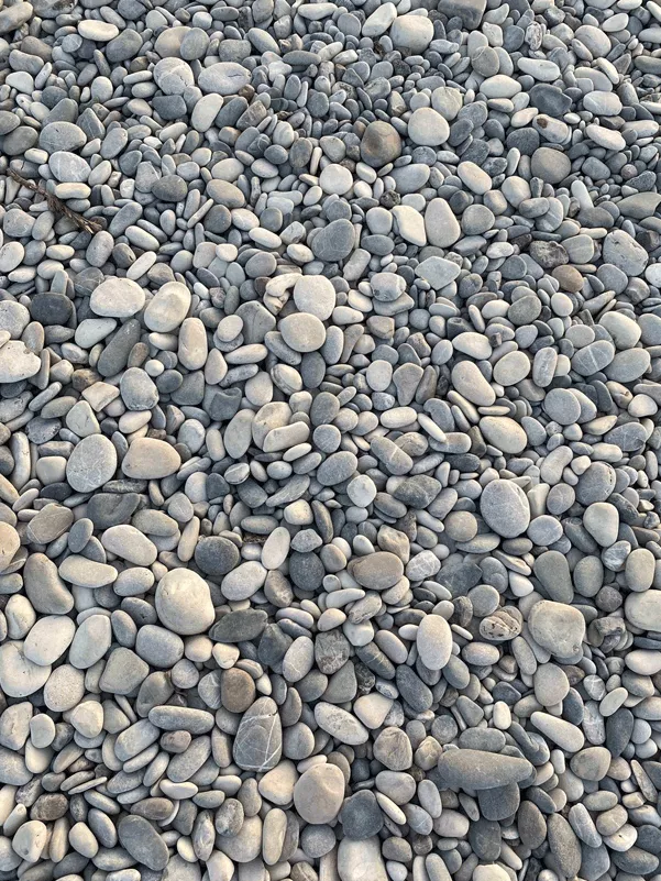 Kleine Steine am Strand